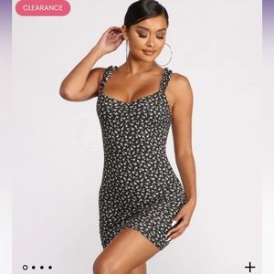 Windsor new never worn Sweetheart Neck Ruffled Ditsy
Print Mini Dress - b/w L